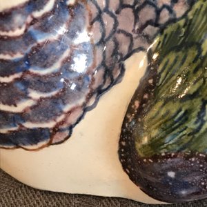 Een polychrome Delftse botervloot in de vorm van een kievit, 18e eeuw — foto 12