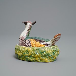 Een polychrome Delftse botervloot in de vorm van een kievit, 18e eeuw — foto 1