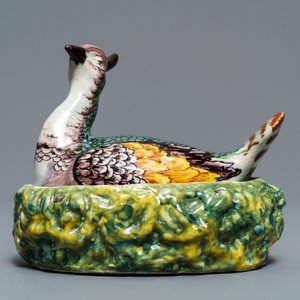 Een polychrome Delftse botervloot in de vorm van een kievit, 18e eeuw — foto 2
