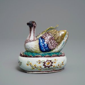 Een polychrome Delftse botervloot in de vorm van een kievit, 18e eeuw — foto 1