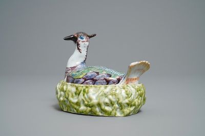 Een polychrome Delftse botervloot in de vorm van een kievit, 18e eeuw