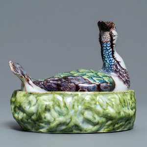 Een polychrome Delftse botervloot in de vorm van een kievit, 18e eeuw — foto 4
