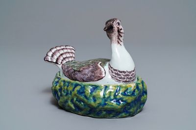 Een polychrome Delftse botervloot in de vorm van een kievit, 18e eeuw