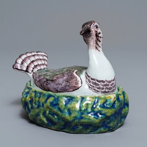 Een polychrome Delftse botervloot in de vorm van een kievit, 18e eeuw — foto 1