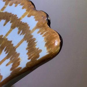 Een polychrome Delftse botervloot in de vorm van een kievit, 18e eeuw — foto 13