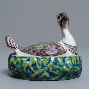 Een polychrome Delftse botervloot in de vorm van een kievit, 18e eeuw — foto 2