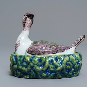 Een polychrome Delftse botervloot in de vorm van een kievit, 18e eeuw — foto 4