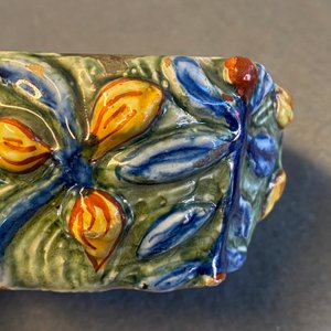 Een polychrome Delftse botervloot in de vorm van een koe, 18e eeuw — foto 14