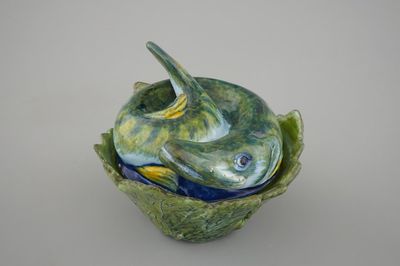 Een polychrome Delftse botervloot in de vorm van een snoek, 18e eeuw