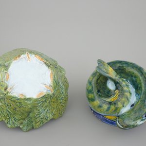 Een polychrome Delftse botervloot in de vorm van een snoek, 18e eeuw — foto 7