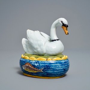 Een polychrome Delftse botervloot in de vorm van een zwaan, 18e eeuw — foto 1