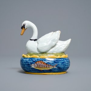 Een polychrome Delftse botervloot in de vorm van een zwaan, 18e eeuw — foto 4