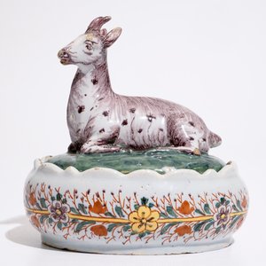 Een polychrome Delftse botervloot met een geit, 18e eeuw — foto 2