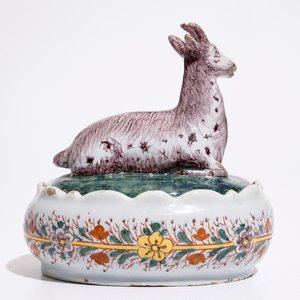 Een polychrome Delftse botervloot met een geit, 18e eeuw — foto 4