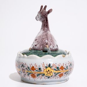Een polychrome Delftse botervloot met een geit, 18e eeuw — foto 5