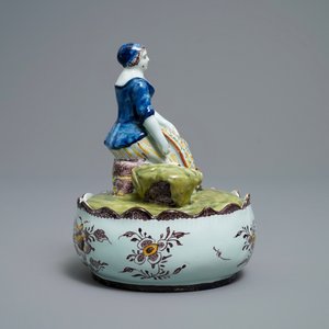 Een polychrome Delftse botervloot met een groentenverkoopster, 18e eeuw — foto 3