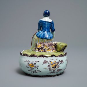 Een polychrome Delftse botervloot met een groentenverkoopster, 18e eeuw — foto 4