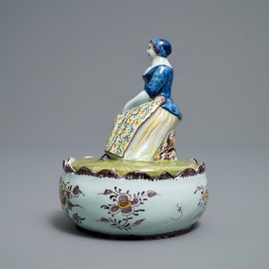 Een polychrome Delftse botervloot met een groentenverkoopster, 18e eeuw — foto 5