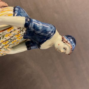 Een polychrome Delftse botervloot met een groentenverkoopster, 18e eeuw — foto 9