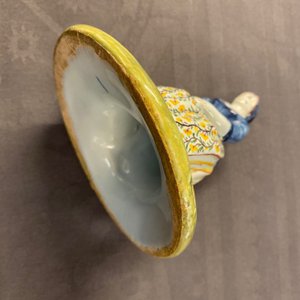 Een polychrome Delftse botervloot met een groentenverkoopster, 18e eeuw — foto 10