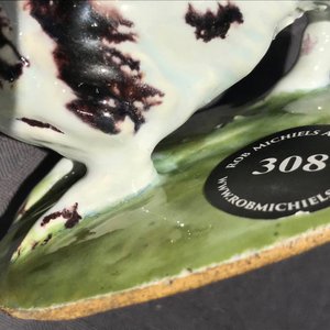 Een polychrome Delftse botervloot met een hond, 18e eeuw — foto 16
