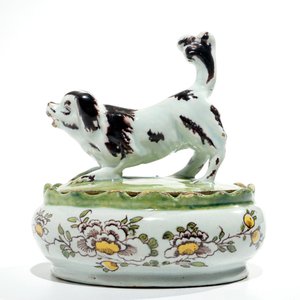Een polychrome Delftse botervloot met een hond, 18e eeuw — foto 2