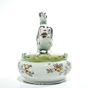 Een polychrome Delftse botervloot met een hond, 18e eeuw — foto 3
