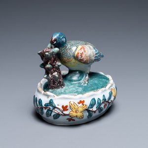 Een polychrome Delftse botervloot met een vogel, 18e eeuw — foto 1