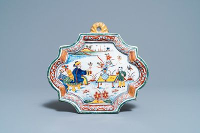 Een polychrome Delftse chinoiserie plaquette, gedat. 1752