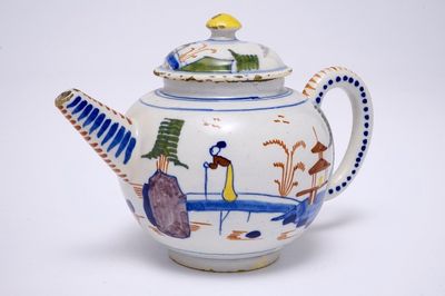 Een polychrome Delftse chinoiserie theepot met deksel, 18e eeuw 