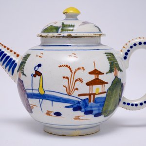 Een polychrome Delftse chinoiserie theepot met deksel, 18e eeuw  — foto 2