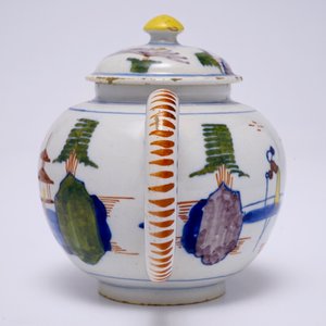 Een polychrome Delftse chinoiserie theepot met deksel, 18e eeuw  — foto 3
