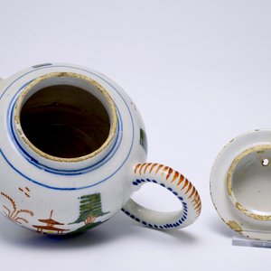 Een polychrome Delftse chinoiserie theepot met deksel, 18e eeuw  — foto 6