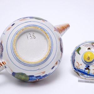 Een polychrome Delftse chinoiserie theepot met deksel, 18e eeuw  — foto 7