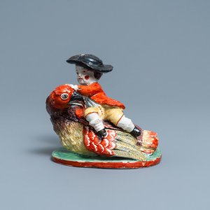Een polychrome Delftse dekseldoos in de vorm van een jongen op een vogel, 18e eeuw — foto 1