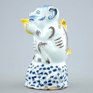 Een polychrome Delftse dekselkan in de vorm van een aap, 18e eeuw — foto 2