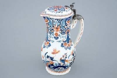 Een polychrome Delftse dekselkan met vogels en guirlandes, 18e eeuw