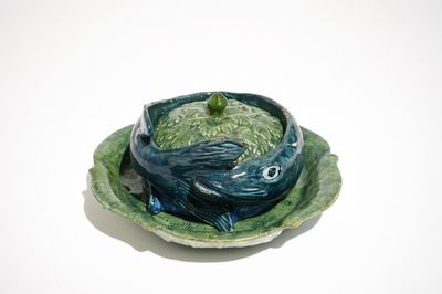 Een polychrome Delftse dekselterrine op onderschotel in de vorm van een paling, 18e eeuw