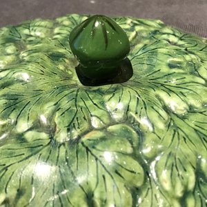 Een polychrome Delftse dekselterrine op onderschotel in de vorm van een paling, 18e eeuw — foto 13