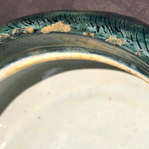 Een polychrome Delftse dekselterrine op onderschotel in de vorm van een paling, 18e eeuw — foto 17