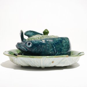 Een polychrome Delftse dekselterrine op onderschotel in de vorm van een paling, 18e eeuw — foto 3