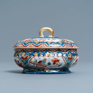 Een polychrome Delftse doré kruidendoos met deksel, 1e kwart 18e eeuw — foto 2