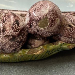 Een polychrome Delftse 'druiventros' dekseldoos, 18e eeuw — foto 18