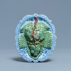 Een polychrome Delftse druiventros op onderschotel, 18e eeuw — foto 1