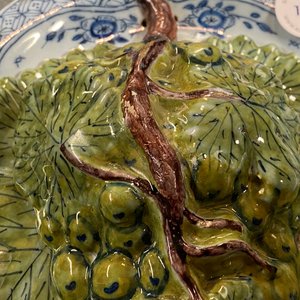 Een polychrome Delftse druiventros op onderschotel, 18e eeuw — foto 5