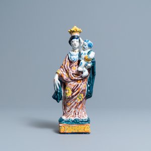 Een polychrome Delftse figuur van de madonna met kind, 18e eeuw — foto 2