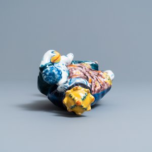 Een polychrome Delftse figuur van de madonna met kind, 18e eeuw — foto 6
