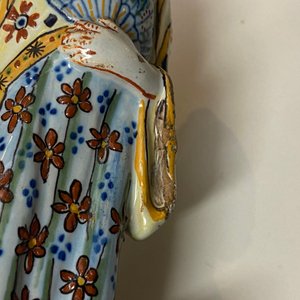 Een polychrome Delftse figuur van een Chinees, ca. 1800 — foto 11