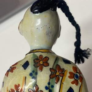 Een polychrome Delftse figuur van een Chinees, ca. 1800 — foto 9