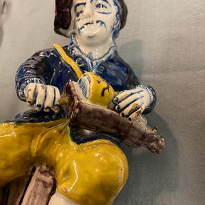 Een polychrome Delftse figuur van een draailierspeler, 18e eeuw — foto 10